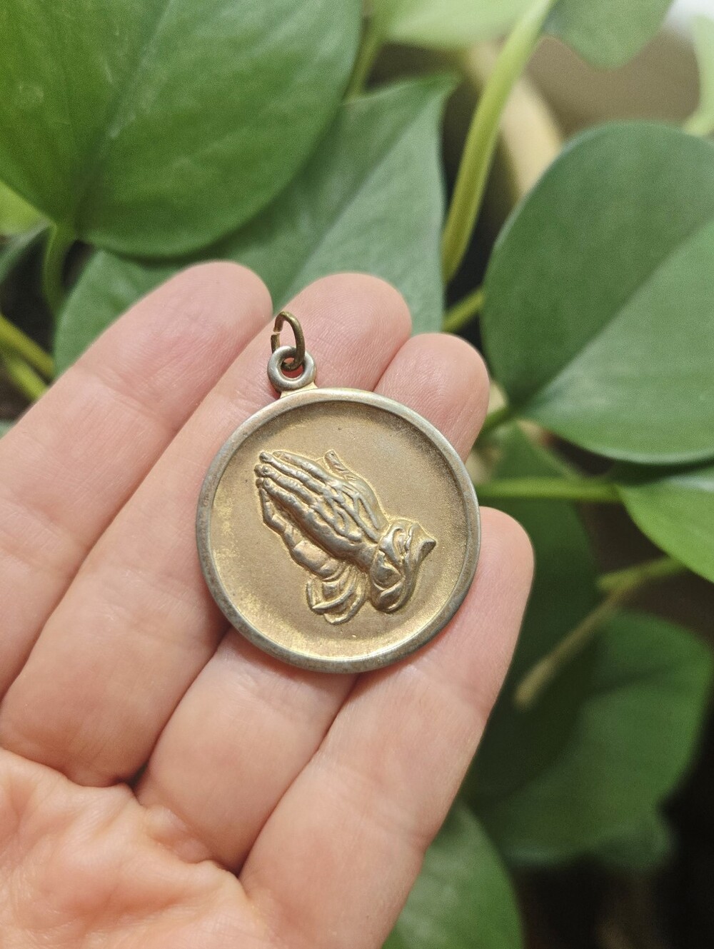 Vintsage Praying Hands Pendant – Antique Gold-Tone Religious Medal Charm